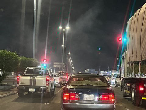 سكان محايل عسير يناشدون بإصلاح إشارة تربك حركة السير منذ أشهر