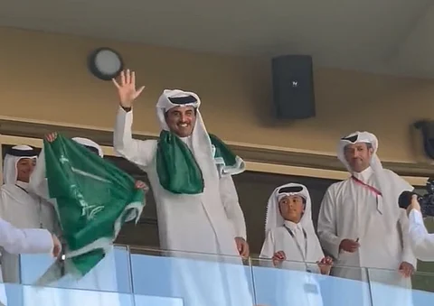 شاهد.. أمير قطر يساند الأخضر من المدرجات متشحًا بالعلَم السعودي