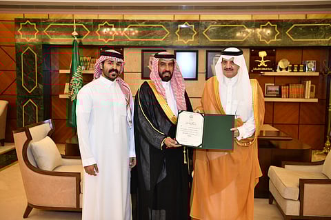 أمير الشرقية يستقبل مواطنًا أنقذ طفلة من الغرق في شاطئ الجبيل