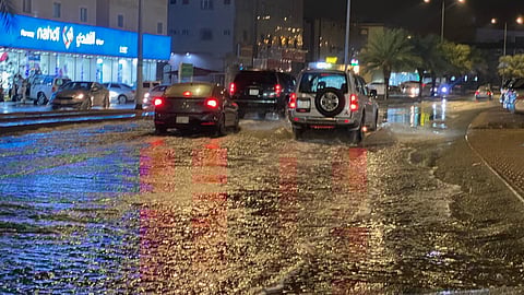 أمطارٌ متوسطة إلى غزيرة على مخططات الشرائع والراشدية بالعاصمة المقدسة