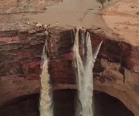 شاهد.. شلالات قرن الشطب "الهوية" بالعلا ترسم لوحات ساحرة ومناظر جمالية طبيعية