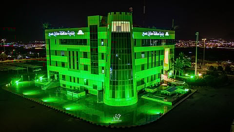 بلدية محايل تضيئ بالكامل باللون الأخضر احتفاءً بفوز المنتخب السعودي