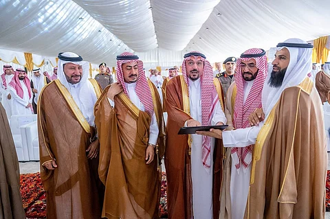 أمير القصيم يتفقد سير العمل بمهرجان العقيلات ويدشن منصة مزادات الإبل الإلكترونية