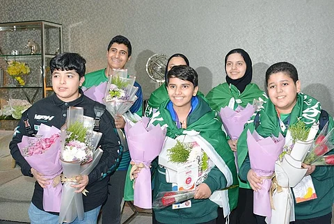 الطلاب والطالبات المشاركين في بطولة الأولمبياد العالمي للروبوت