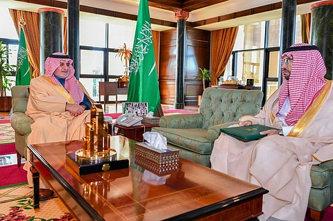 أمير تبوك يطلع على أعمال وإنجازات الشؤون الصحية بالمنطقة