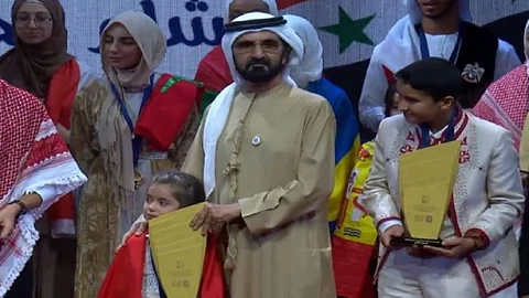 محمد بن راشد يتوج الطفلة السورية "شام البكور" بلقب تحدي القراءة العربي بموسمه السادس