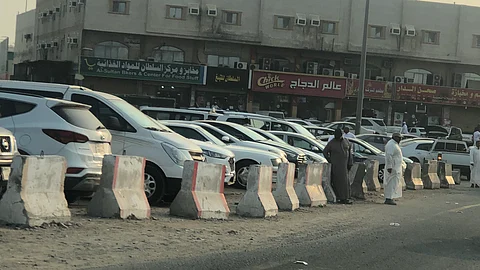 موقف كيلو 10 بجدة.. فوضى عارمة وعدم التقيد بالتعليمات في ظل غياب الرقابة