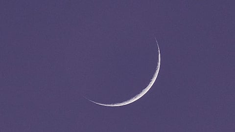 "فلكية جدة": هلال جُمادى الأولى يزيّن السماء بعد غروب الشمس اليوم الجمعة