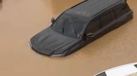 بعد تلف منازلهم.. لجان حصر خسائر الأمطار بجدة تبدأ في إيواء المتضررين