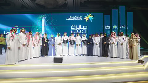 وزير الموارد البشرية أحمد الراجحي خلال تكريمه المنشآت الفائزة بجائزة العمل