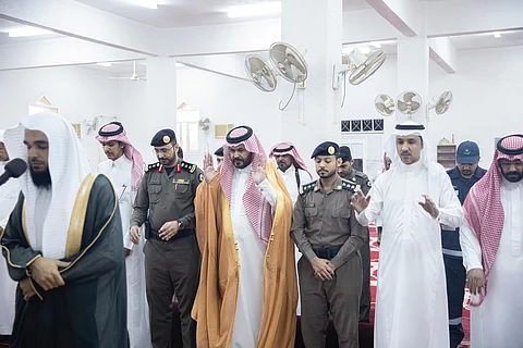 المصلون يؤدون صلاة الاستسقاء بجامع عثمان بن عفان في "الطوال"