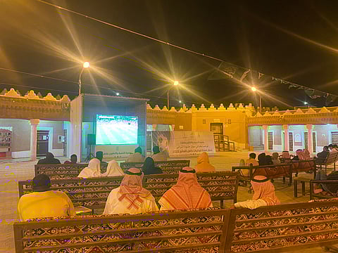 شاهد.. "جمعية تطوير شقراء" توفر شاشة عملاقة لنقل مباريات كأس العالم مجاناً