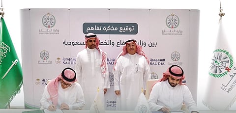 "الدفاع" و"الخطوط السعودية" تتعاونان لتقديم مزايا حصرية لمستفيدي برنامج "اعتزاز"