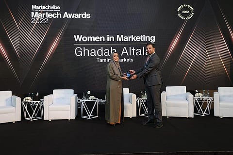 مدير التسويق في "أسواق التميمي" تتسلم جائزة خاصة عن فئة "المرأة في قطاع التسويق"