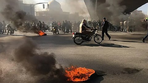 قوات الأمن في إيران تستخدم الهليكوبتر ضد المحتجين