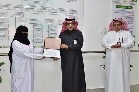 مدير عام "صحة عسير" يكرّم الممرضة صالحة الأحمري نظير جهودها الكبيرة