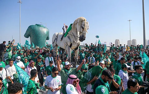 جمهور المنتخب السعودي يُنظِّم مسيرته الأولى "فوق هام السُّحب" في كأس العالم ٢٠٢٢