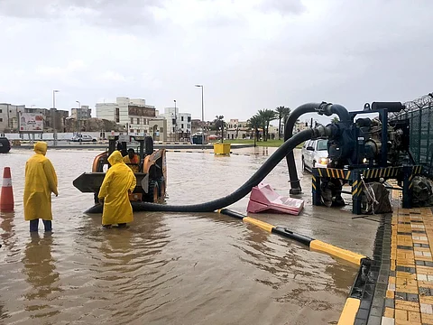 شاهد بالصور.. أمطار غزيرة على ينبع ومراكزها تجري الأودية والشعاب و"البلديات" تواصل أعمالها