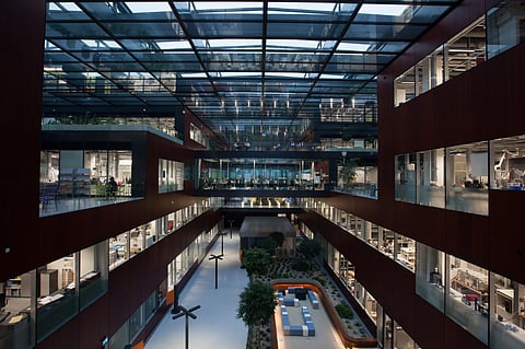 من سويسرا.. "سبق" ترصد منتج "IQOS" الذي سيكون بديلاً للدخان