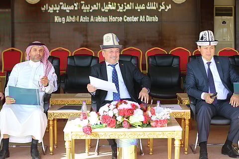 وفد قرغيزي يزور مركز الملك عبدالعزيز للخيل العربية
