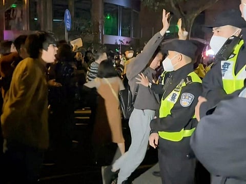 "تعبير نادر".. صينيون يتظاهرون ضد سياسة الحكومة لمكافحة "كورونا"