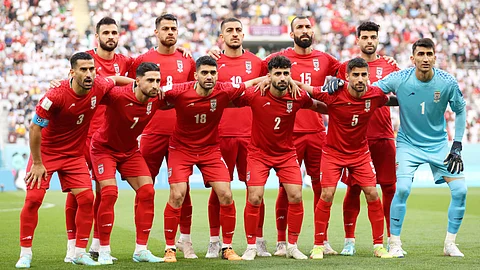 السجن والتعذيب لأسرهم.. لاعبو إيران تحت تهديد النظام إن لم يغنوا النشيد!