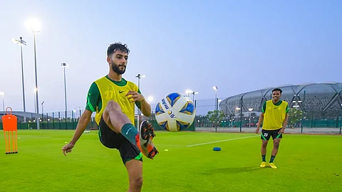 لاعبو المنتخب السعودي الأولمبي يؤدون التدريبات