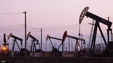 النفط يرتفع 4% تزامنًا مع تراجع الدولار وقرب حظر الخام الروسي