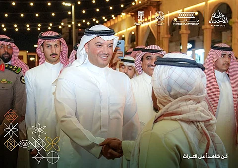 سمو الأمير سعود بن طلال يزور مواقع مهرجان واحة الأحساء