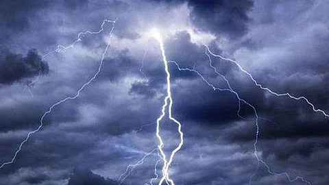 "الأرصاد" ينبه 9 مناطق : أمطار غزيرة وسيول مع ضباب وشبه انعدام في الرؤية