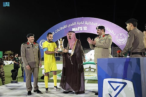 "القحطاني" يتوج منتخب الأمن العام بكأس وزارة الداخلية