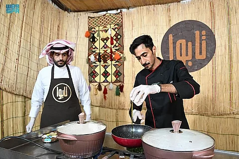 "مطبخ تابوا" تجمُّع شبابي بمنطقة تبوك قادهم الشغف بحب الطهي لإبراز مواهبهم