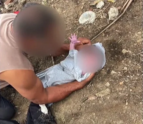 وضعها في حقيبة وألقاها بالنهر.. شاهد معجزة إنقاذ رضيعة من الموت