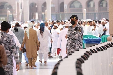 القوات الخاصة لأمن الحج خلال إدارة المصلين في الحرمين