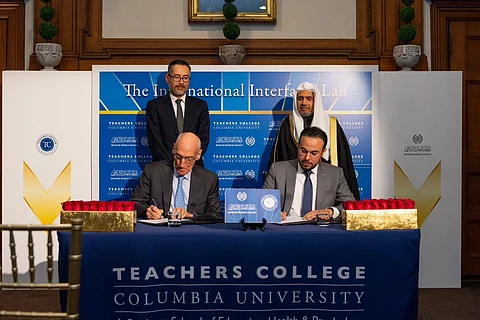 وكيل الاتصال المؤسسي الأستاذ عبدالوهاب الشهري لدى توقيع الاتفاقية مع رئيس كلية المعلمين بجامعة كولومبيا، وفي الخلف يظهر الشيخ د.العيسى ورئاسة الجامعة