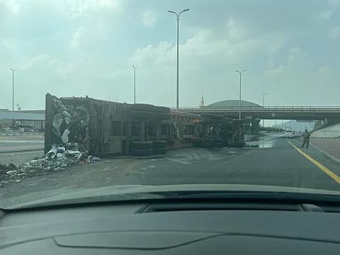 بسبب السرعة الزائدة.. انقلاب شاحنة ضخمة مُحمَّلة بالنفايات بمحايل وإصابة قائدها