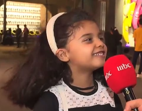 طفلة أبدت إعجابها بموسم الرياض