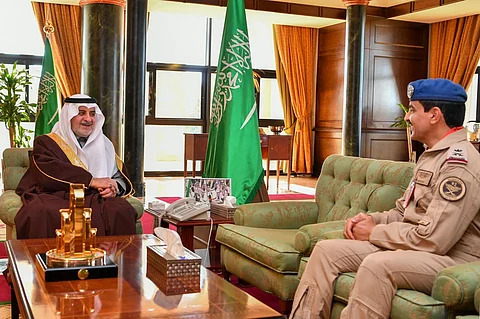 أمير تبوك يستقبل قائد قاعدة الملك فيصل الجوية بالقطاع الشمالي