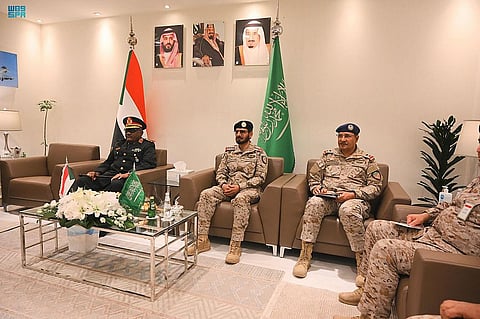 "الأزيمع" يجري مباحثات مع رئيس هيئة الأركان السوداني