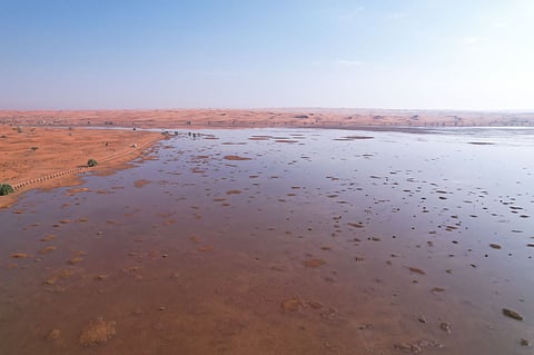 من الجو.. لوحات خلابة لـ"بحيرة في حضن النفود".. لا للمركبات وإليك طريقها