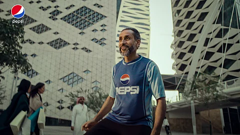 لاعب كرة القدم العالمي فييني جونيور في مواجهة الأسطورة السعودي سامي الجابر في فيلم بيبسي الجديد"Nutmeg Royale"
