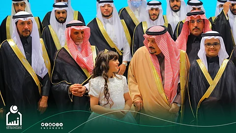 أمير الرياض يزف 100 من أبناء "إنسان" إلى عش الزوجية