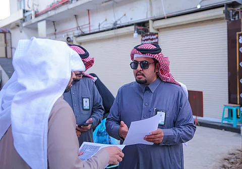 شاهد.. إغلاق سوق تجاري بالطائف لمخالفة مقاول يعمل دون ترخيص لأعمال الحفر