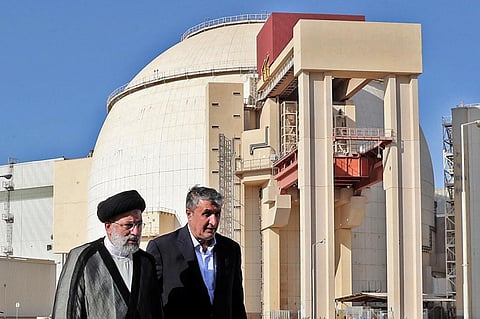 الرئيس الإيراني إبراهيم رئيسي مع رئيس منظمة الطاقة الذرية الإيرانية محمد إسلامي في منشأة نووية