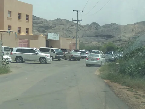 أولياء أمور بالعارضة يناشدون إعادة بناتهم لمدرستهن القديمة والعودة لنظام الفترتَيْن