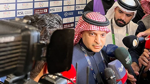 رئيس نادي النصر مسلي آل معمر خلال التصريح