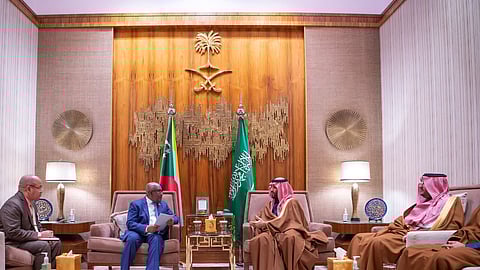 ولي العهد يستقبل رئيس جمهورية القمر المتحدة ويستعرضان فرص التعاون الثنائي بين البلدين
