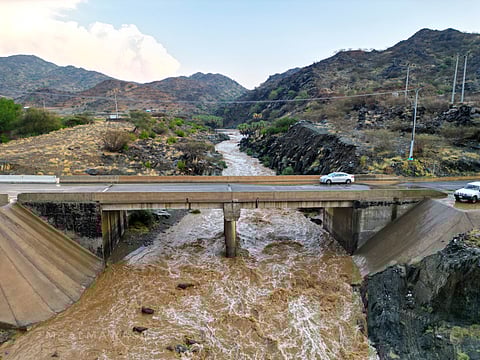 بعد أمطار غزيرة.. شاهد لقطات من سيول مركز مقزع بجازان