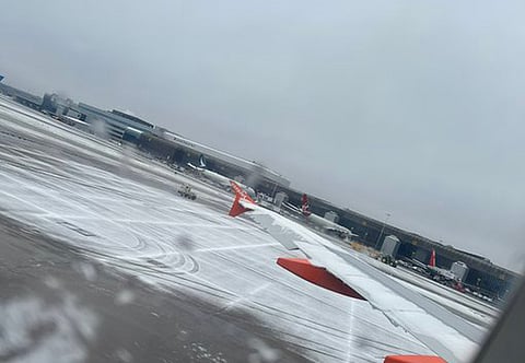 الثلوج تتسبّب في إغلاق مَدْرَجَيْن في مطار مانشستر البريطاني