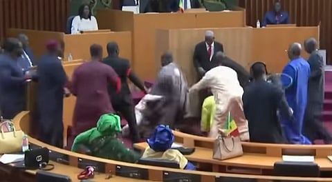 خلال التصويت على ميزانية "العدل".. لكمات وضرب بالكراسي في البرلمان السنغالي "فيديو"